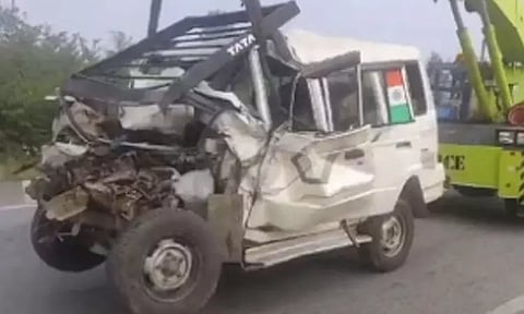 கர்நாடகாவில் லாரி மீது கார் மோதி விபத்து - 13 பேர் பலி