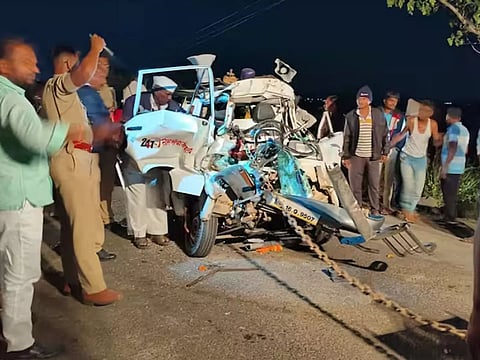 லாரி மீது ஆம்புலன்ஸ் மோதி டாக்டர் உள்பட 4 பேர் பலி- நோயாளியை அழைத்து சென்றபோது பரிதாபம்