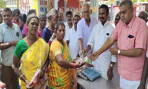 பரமன்குறிச்சியில்தசரா பக்தர்களுக்கு நலத்திட்ட உதவி