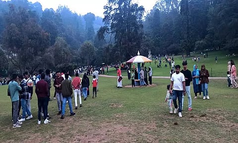 ஊட்டி தாவரவியல் பூங்காவில் குவிந்த சுற்றுலா பயணிகள்