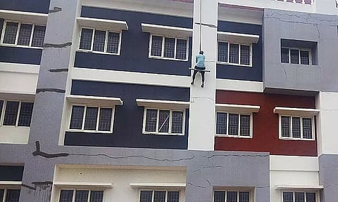 அரசு சட்டக்கல்லூரி கட்டிடத்தில் அடிக்கடி விரிசல்