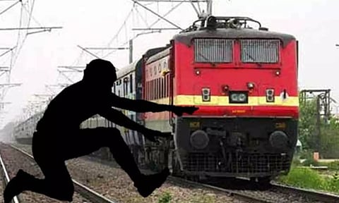 மங்களூரு; ரெயிலில் பாய்ந்து என்ஜினீயர் தற்கொலை