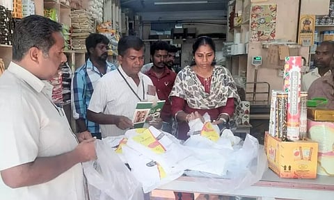 320 கிலோ பிளாஸ்டிக் பொருட்கள் பறிமுதல்