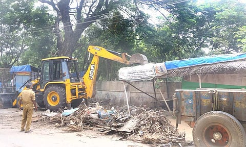 கடலூர் பழைய கலெக்டர் அலுவலக சாலையில் ஆக்கிரமிப்பு கடைகள் அகற்றம்