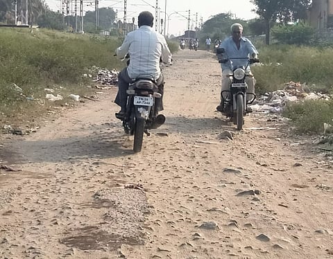 தர்மபுரியில் பிடமனேரி- வெண்ணாம்பட்டி ரெயில்வே கேட் சாலை சீரமைக்கப்படுமா? பொதுமக்கள் எதிர்பார்ப்பு