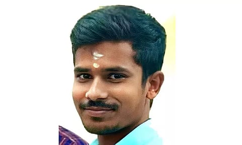 தனியார் வங்கி ஊழியர் தூக்குப்போட்டு தற்கொலை
