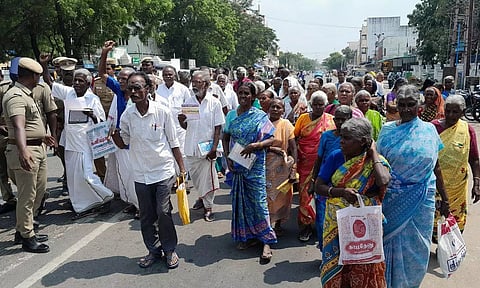 சத்துணவு, அங்கன்வாடி சங்கங்களின் கூட்டமைப்பினர் மறியல்; 50 பேர் கைது