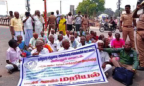 சத்துணவு-அங்கன்வாடி சங்கங்களின் கூட்டமைப்பினர் சாலை மறியல்