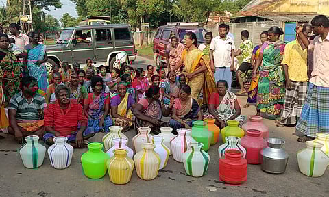 குடிநீர் கேட்டு காலிக்குடங்களுடன் பொதுமக்கள் சாலை மறியல்