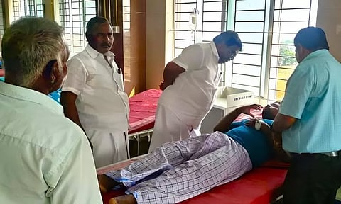 கதண்டுகள் கடித்து ஊராட்சி தலைவர் உள்பட 6 பேர் காயம்