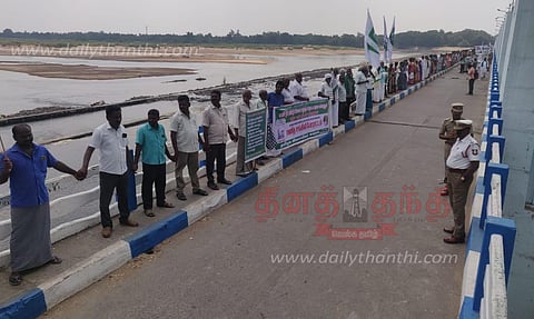 முக்கொம்பு மேலணையில் விவசாயிகள்- பெண்கள் மனித சங்கிலி போராட்டம்