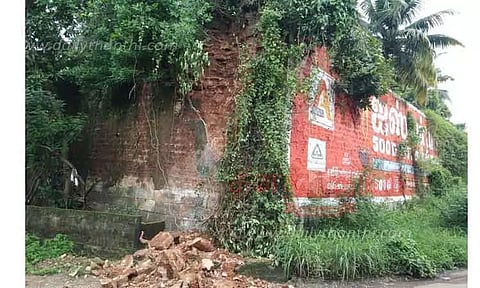 பத்மநாபபுரம் கோட்டை சுவரின் மேல்பாகம் இடிந்து விழுந்தது