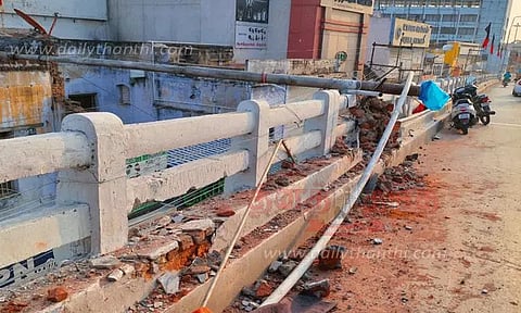 நெல்லை ஈரடுக்கு மேம்பாலத்தில் வாகனம் மோதி மின்கம்பம் சேதம்