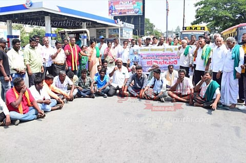 மண்டியாவில் விவசாயிகள் சாலை மறியல் போராட்டம்