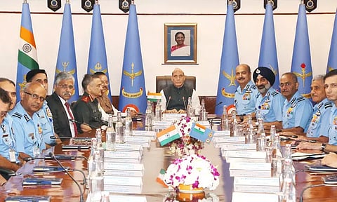 வான்பாதுகாப்பு சாதனங்களை வலுப்படுத்த வேண்டும் - விமானப்படை அதிகாரிகளுக்கு ராஜ்நாத்சிங் அறிவுறுத்தல்