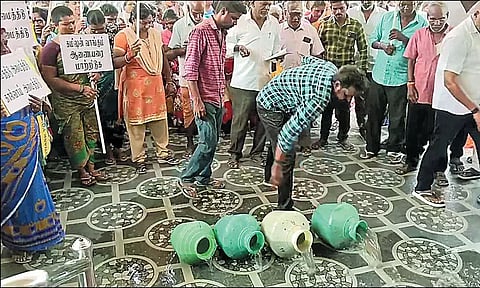 திருவேற்காடு நகராட்சி அலுவலகத்தில் கழிவுநீரை கொட்டி பொதுமக்கள் போராட்டம்