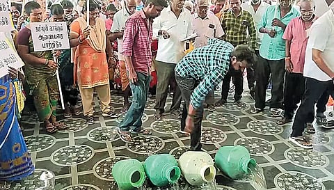 திருவேற்காடு நகராட்சி அலுவலகத்தில் கழிவுநீரை கொட்டி பொதுமக்கள் போராட்டம்