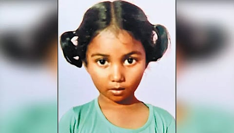 சாலையை கடக்க முயன்றபோது மோட்டார் சைக்கிள் மோதி சிறுமி பலி - தாய் கண்முன்னே உயிரிழந்த சோகம்