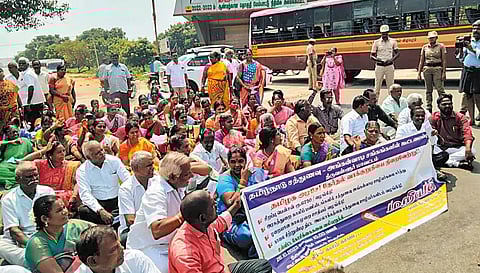 திருவள்ளூரில் 3 அம்ச கோரிக்கைகளை வலியுறுத்தி சாலைமறியலில் ஈடுபட்ட 70-க்கும் மேற்பட்ட அங்கன்வாடி ஊழியர்கள் கைது