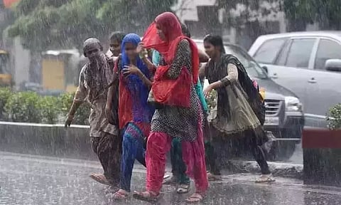 தமிழகத்தின் 5 மாவட்டங்களில் அடுத்த 3 மணி நேரத்தில் மழைக்கு வாய்ப்பு - சென்னை வானிலை ஆய்வு மையம்