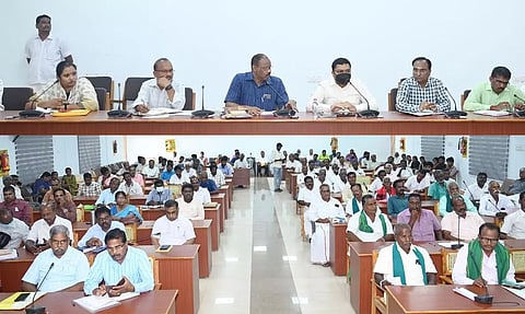 பருவமழை தொடங்கும் முன் அனைத்து ஏரி, குளங்களையும் தூர் வார வேண்டும்; குறைகேட்பு கூட்டத்தில் விவசாயிகள் கோரிக்கை