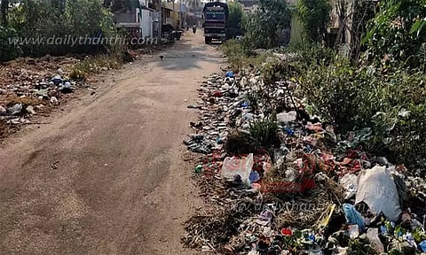 சாலையோரம் குவிந்து கிடக்கும்குப்பை கழிவுகளால் பொதுமக்கள் அவதி