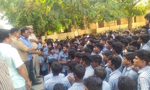 வகுப்பை புறக்கணித்து மாணவர்கள் திடீர் போராட்டம்