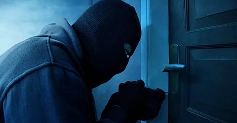 வீட்டின் பூட்டை உடைத்து ரூ.3 லட்சம் நகைகள் திருட்டு