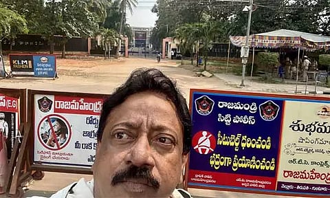 சந்திரபாபு நாயுடு அடைக்கப்பட்டுள்ள ராஜமுந்திரி சிறையின் முன்பு செல்பி எடுத்த ராம் கோபால் வர்மா..!