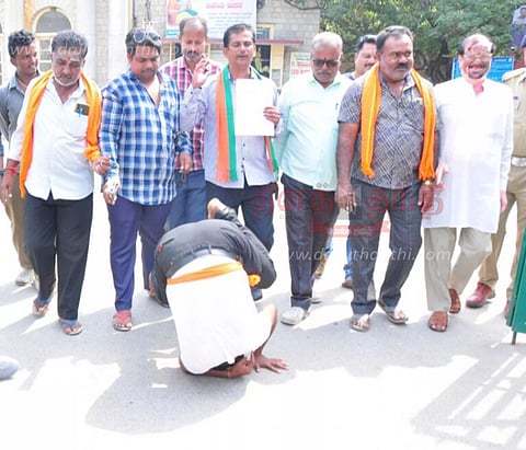 மண்டியாவில் விவசாயிகளுக்கு ஆதரவாக மாணவிகள் ஆர்ப்பாட்டம்