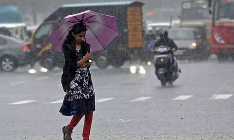 தமிழகத்தின் 10 மாவட்டங்களில் அடுத்த 3 மணி நேரத்தில் மழை பெய்ய வாய்ப்பு - வானிலை ஆய்வு மையம்