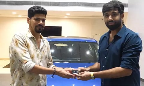 'மார்க் ஆண்டனி' படத்தின் இயக்குநருக்கு சொகுசு காரை பரிசளித்த தயாரிப்பாளர்