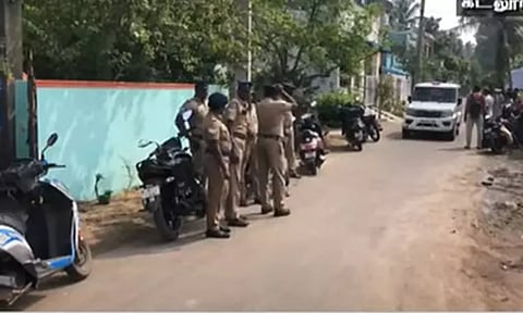 கடலூரில் 300க்கும் மேற்பட்ட வீடுகளில் போலீசார் அதிரடி சோதனை