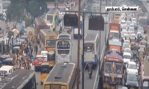 மின்சார ரெயில்கள் ரத்து: பேருந்துகளில் அலைமோதும் கூட்டம் - ஸ்தம்பிக்கும் சென்னை சாலைகள்