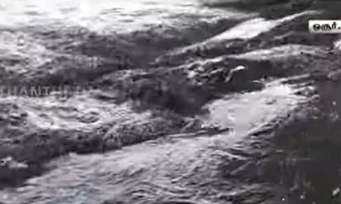 தென்பெண்ணையில் கலக்கும் ஆலைக் கழிவுகள்: கருப்பு நிறத்தில் வரும் நீர் - விவசாயிகள் அதிர்ச்சி