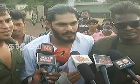 புழல் சிறையில் இருந்து வெளியே வந்த டிடிஎப் வாசனை சூழ்ந்த ரசிகர்கள்..!