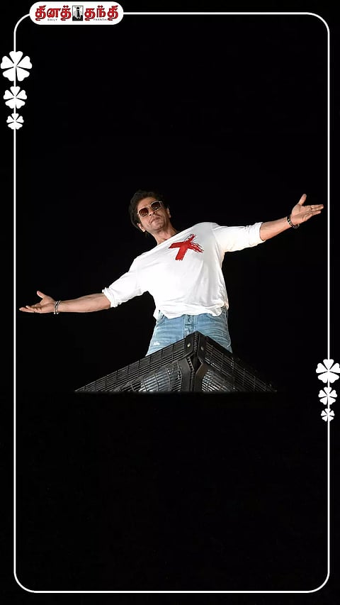 ஷாருக்கானின் 58வது பிறந்தநாள்: ரசிகர்களை உற்சாகப்படுத்தும் வகையில் போஸ் கொடுத்த ஷாருக்கான்...!