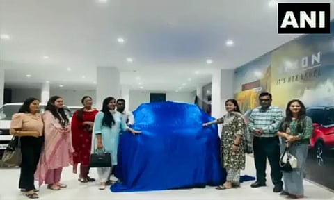 தீபாவளி பரிசாக கார்... ஊழியர்களை ஆச்சரியப்படுத்திய உரிமையாளர்