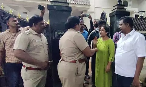 பஸ் படிக்கட்டில் தொங்கிய படி பயணம் செய்த மாணவர்களை தாக்கிய நடிகை ரஞ்சனாவுக்கு நிபந்தனை ஜாமின்