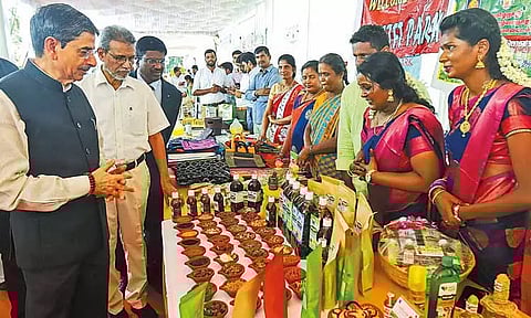 தமிழ்நாடு விவசாயிகள் மற்ற மாநில விவசாயிகளை விட புத்திசாலிகள்- கவர்னர் ஆர்.என்.ரவி