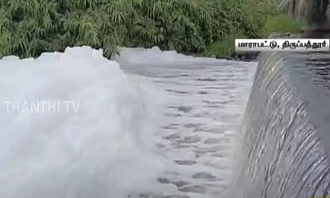 திருப்பத்தூர் மாராபட்டு பாலாற்றில் கலந்த தொழிற்சாலை கழிவுநீர்... நுரை பொங்கி துர்நாற்றம் வீசியதால் பரபரப்பு