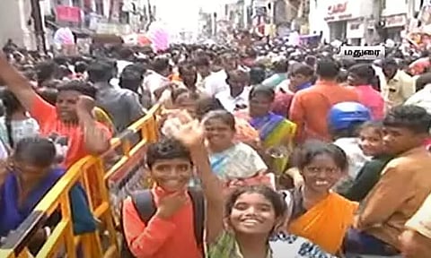 களைகட்டும் தீபாவளி விற்பனை... மதுரை மாசி வீதிகளில் அலைமோதும் மக்கள் கூட்டம்