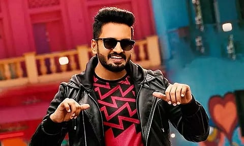 நவம்பர் ரேஸில் களமிறங்கிய சந்தானம்