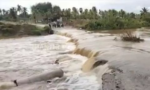 கனமழையால் அடித்துச் செல்லப்பட்ட தற்காலிக தரைப்பாலம்: 20-க்கும் மேற்பட்ட கிராமங்களுக்கு போக்குவரத்து துண்டிப்பு