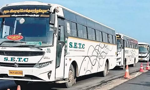 தீபாவளி பண்டிகையையொட்டி அரசு விரைவு பஸ்களில் பயணிக்க 82 ஆயிரம் பேர் முன்பதிவு