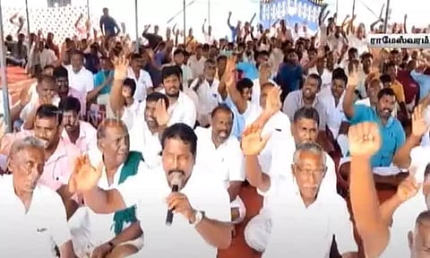 இலங்கை கடற்படையால் தமிழக மீனவர்கள் சிறைபிடிப்பு; ராமேஸ்வரத்தில் 2-வது நாளாக தொடர் போராட்டம்