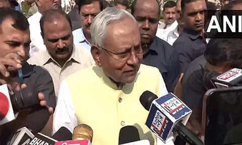 அவையில் ஆபாச பேச்சு; எதிர்க்கட்சிகள் அமளி: மன்னிப்பு கோரினார் நிதிஷ் குமார்