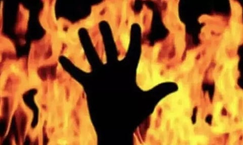 அடுக்குமாடி குடியிருப்பில் கள்ளக்காதல் ஜோடி தீக்குளித்து தற்கொலை... 3 நாளில் முடிந்த லிவ்-இன் வாழ்க்கை