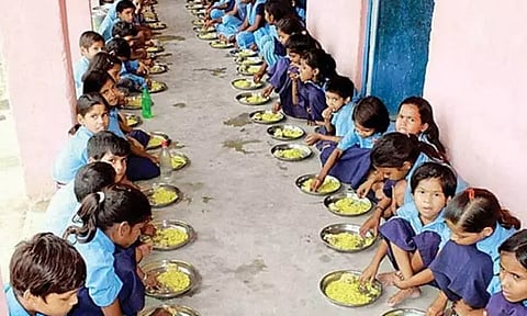 மராட்டியம்: மதிய உணவு திட்டத்தில் புதுமை - பள்ளி மாணவர்களுக்கு முட்டை பிரியாணி