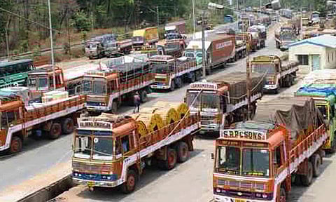 வரி உயர்வை கண்டித்து லாரி உரிமையாளர்கள் இன்று வேலை நிறுத்தம்!